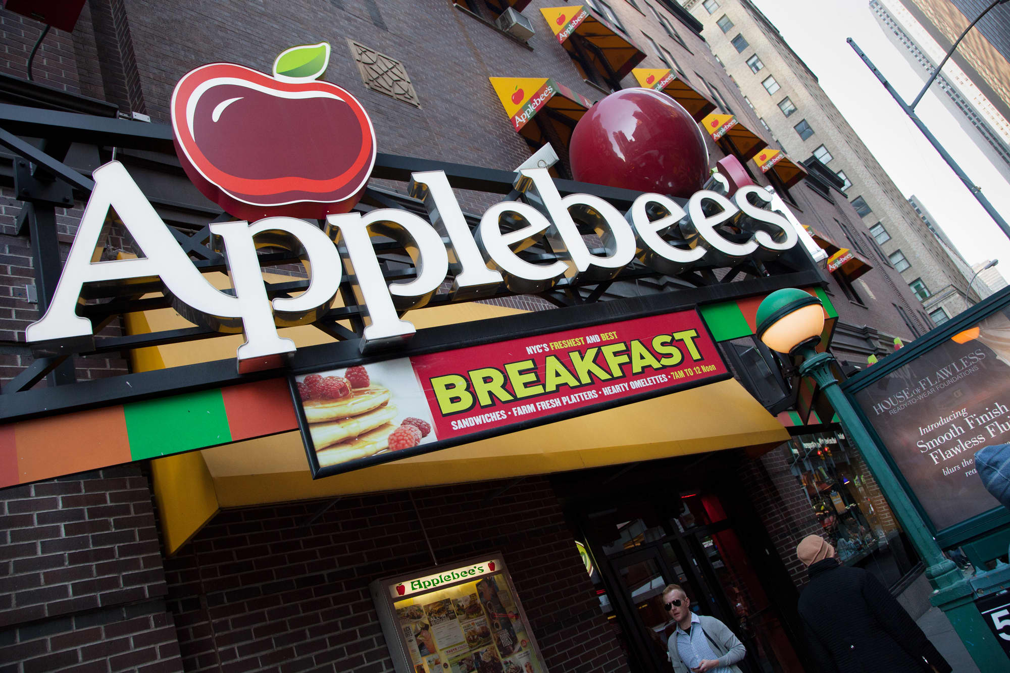 Applebee’s owner Dine Brands targets fast-food customers