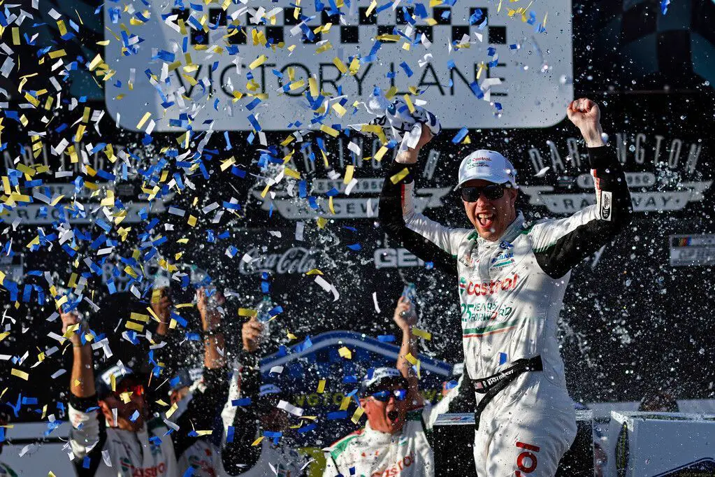 Brad Keselowski ends 3-year drought with win at Darlington