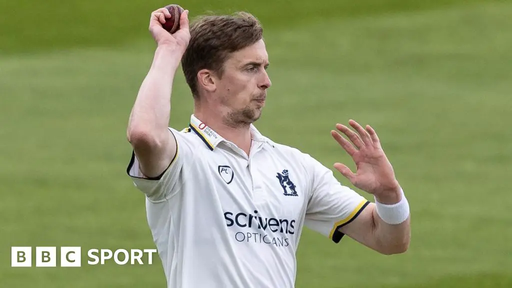 Warwickshire take late wickets to check Surrey progress