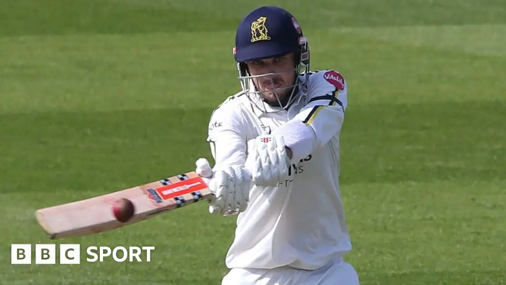 Surrey-Warwickshire: Ed Barnard rescues Bears at The Oval