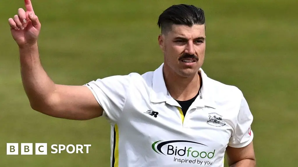 Marchant de Lange stars as Gloucestershire dominate Northants