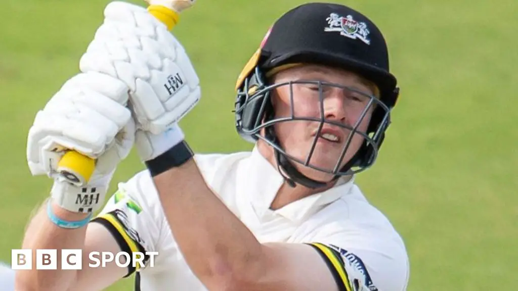 Northamptonshire-Gloucestershire: Miles Hammond hits century