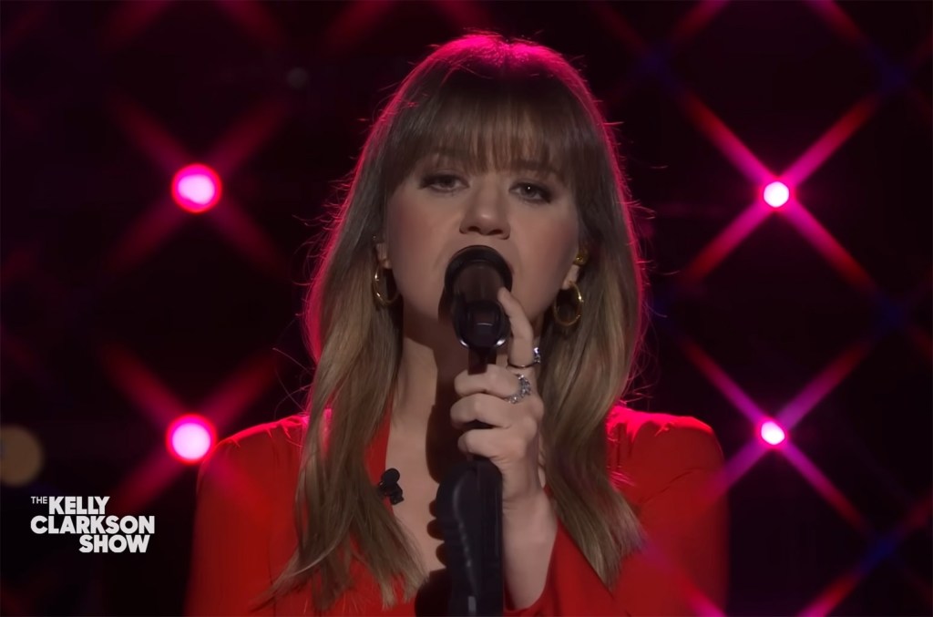 Kelly Clarkson Covers Metallica’s ‘Sad But True’ For Kellyoke