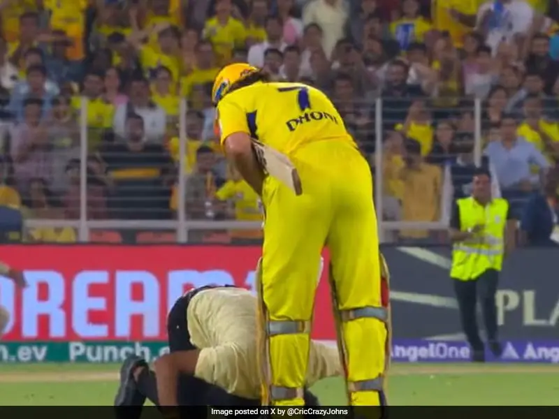 Fan Invades Pitch To Touch MS Dhoni’s Feet. What Happens Next – Watch