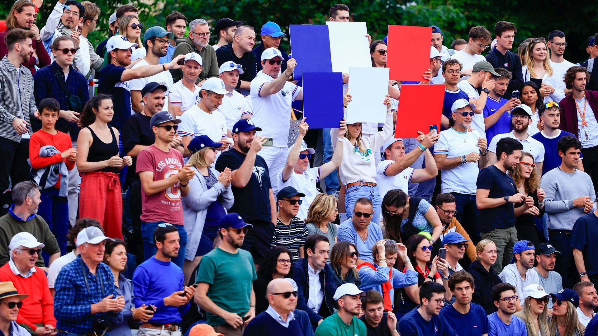 French Open fans hit with alcohol ban after gum-spitting accusation