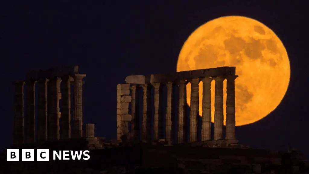 June full Moon rises behind Greece’s Temple of Poseidon