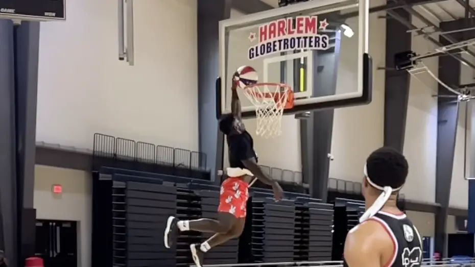 Dolphins WR Tyreek Hill joins Harlem Globetrotters for high-flying dunk