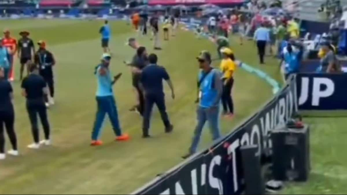 T20 World Cup – Viral Video: Fan Calls Pakistan Star “Fixer”, Internet Says ‘Bewakoof Log’