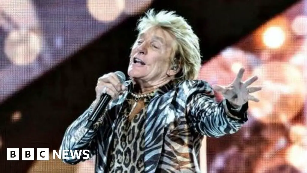 Rod Stewart defends support for Ukraine after jeers