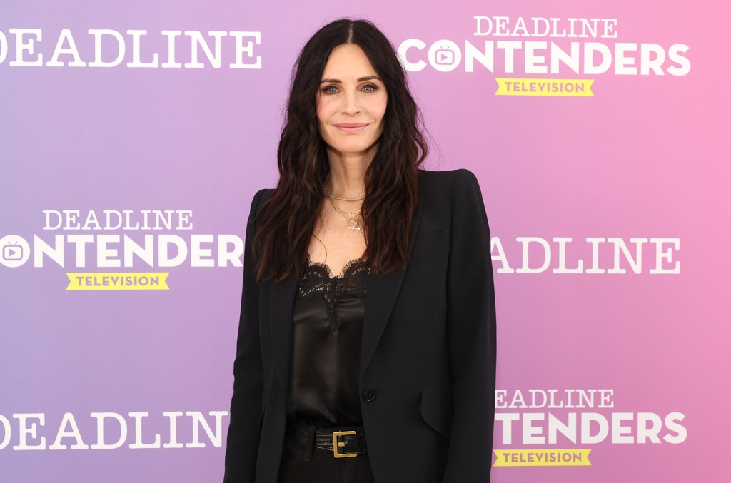 Courteney Cox Does ‘Dancing in the Dark’ Dance For 1980s Mom Dance Vid