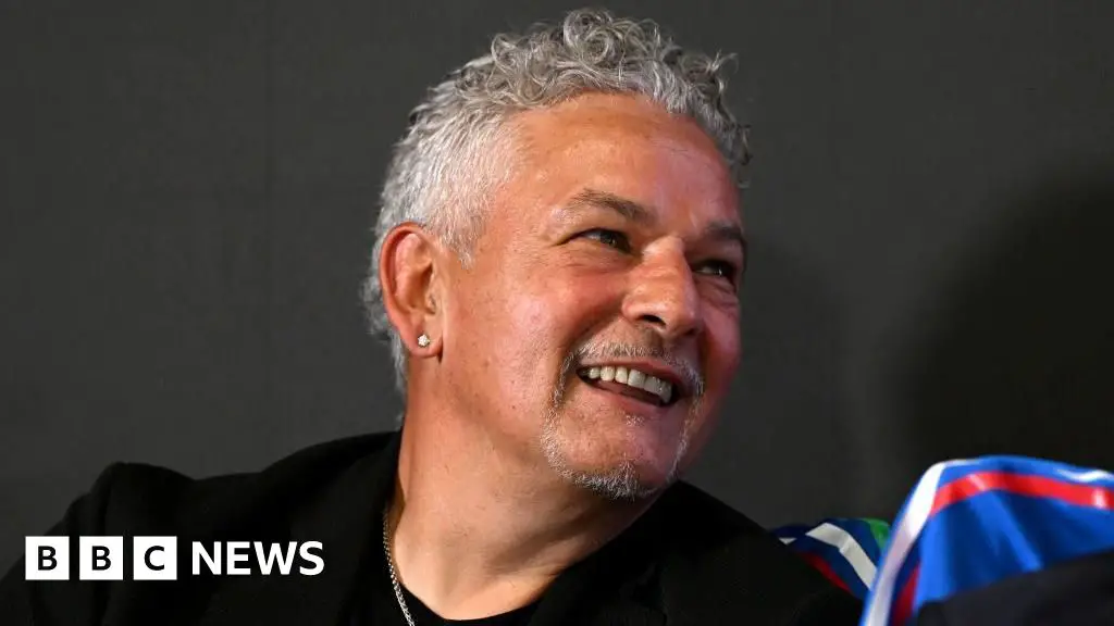 Ex-Italy footballer Roberto Baggio injured in armed robbery