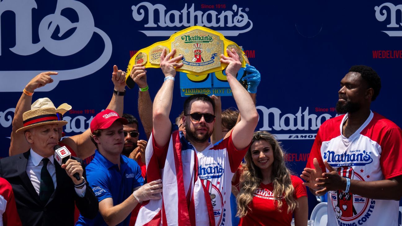 Chicago’s Bertoletti wins first Nathan’s hot dog eating title