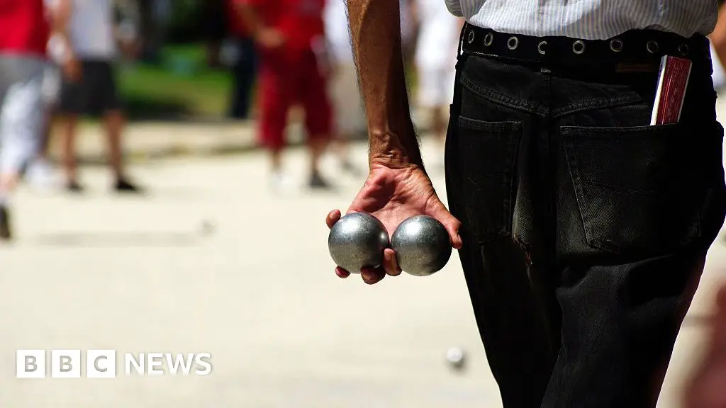 Pétanque masks political divides in Marseille