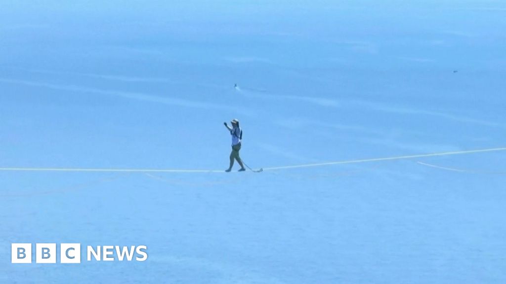 Man’s slackline record attempt over Italy’s Strait of Messina